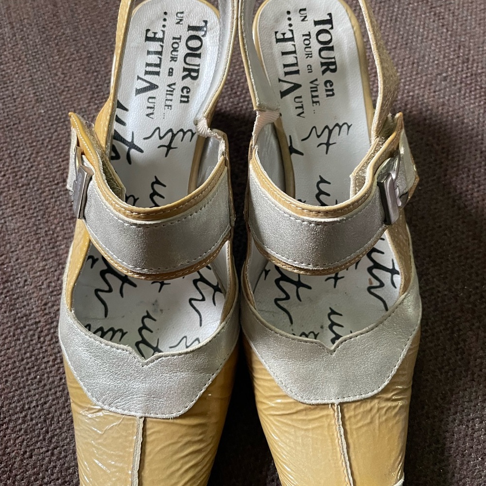 Elegant Silver and Gold Wedge Shoes with Metallic Accents - Un Tour en Ville